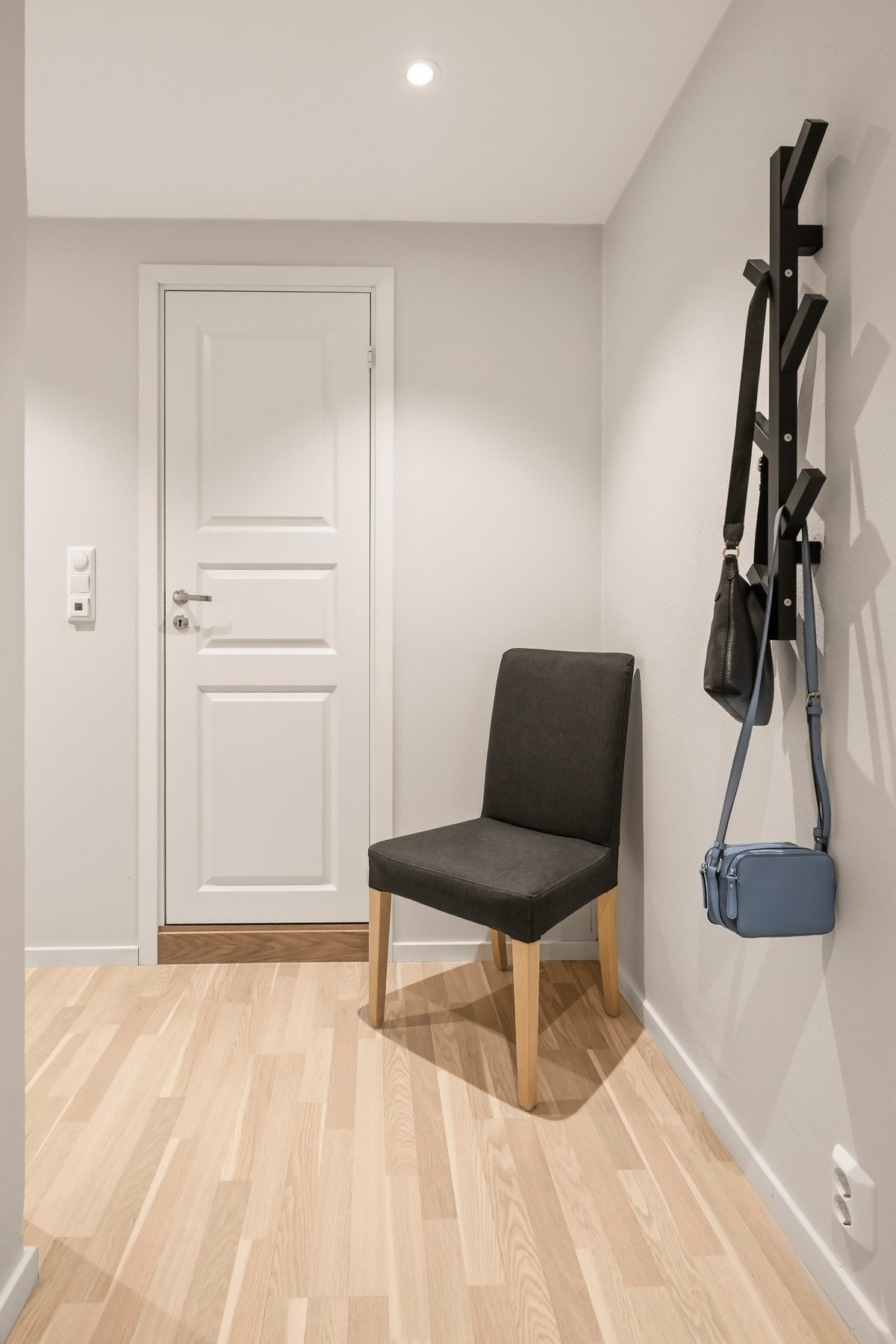 Gulvet er belagt med slitesterk laminat fra 2018 og veggene er malt lyse. Galleribilde