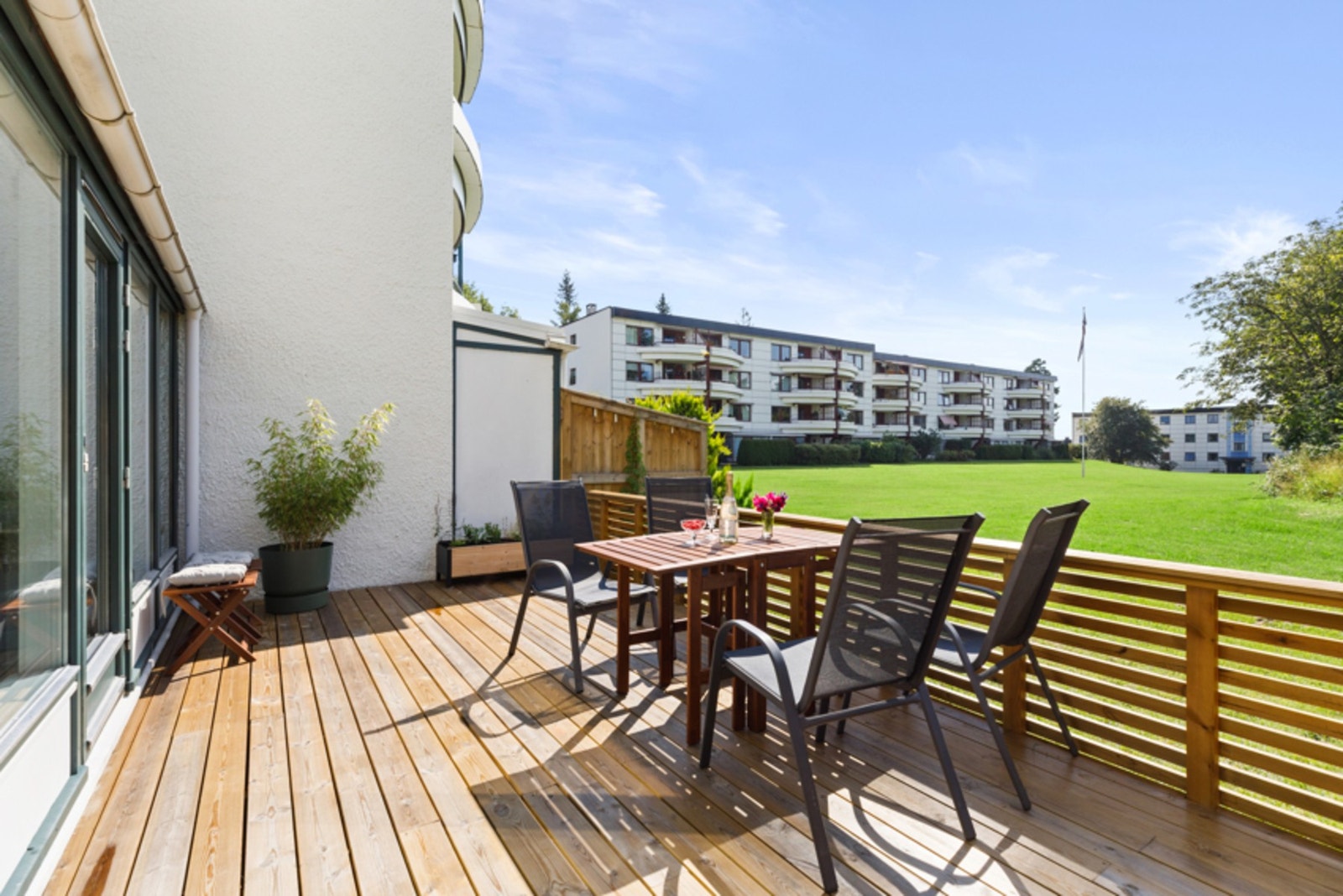 En moderne og attraktiv 2,5-roms leilighet beliggende i et etablert og barnevennlig område på Østerås/Eiksmarka. Sommerbilde fra tidligere salg. Galleribilde