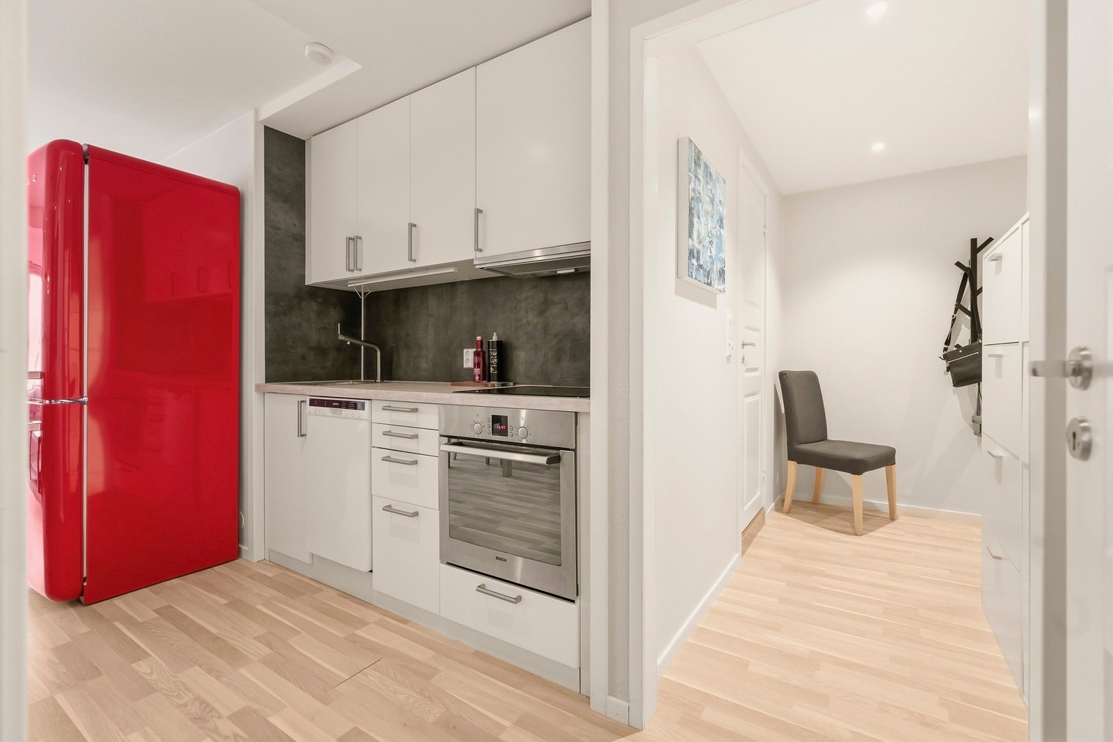 Kjøkkenet ligger i en åpen og sosial løsning med stuen. Galleribilde