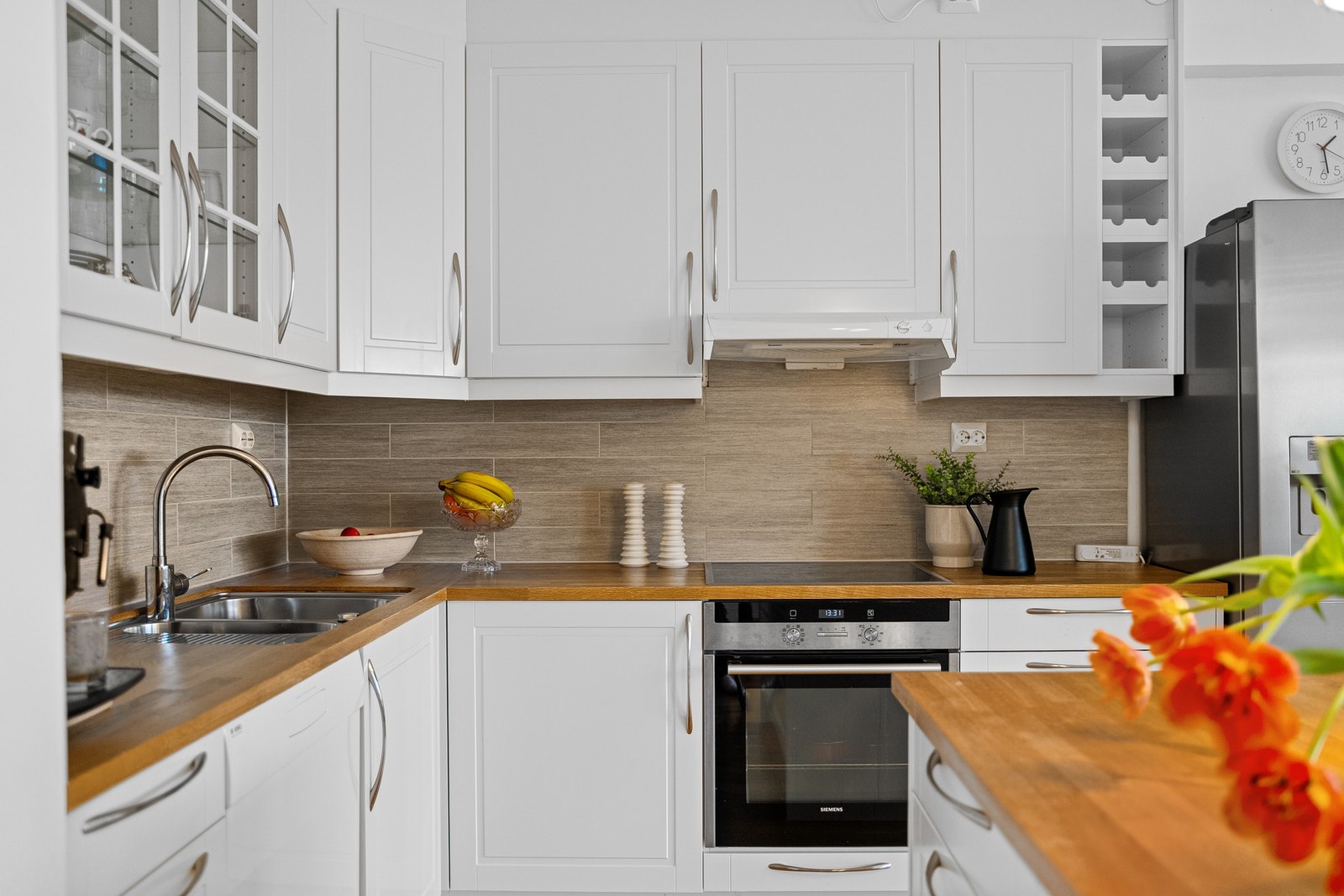 Stilrent kjøkken med gode arbeidsflater og rikelig oppbevaring. Galleribilde