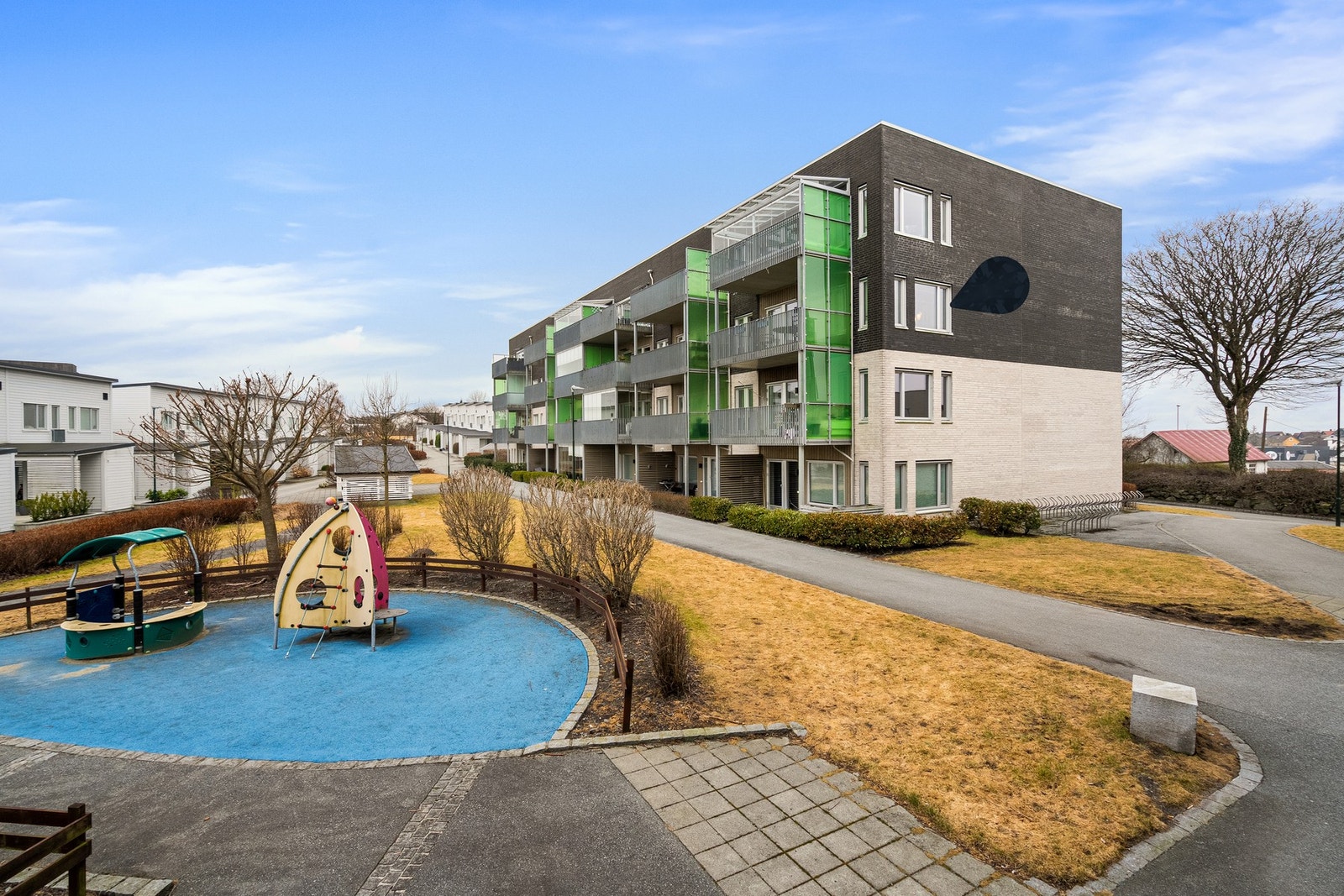 Velkommen til Øvre Tastarustå, et nøye gjennomtenkt og moderne boligfelt med en enestående beliggenhet. Dette idylliske området gir deg en behagelig og trygg boopplevelse i vakre omgivelser. Galleribilde