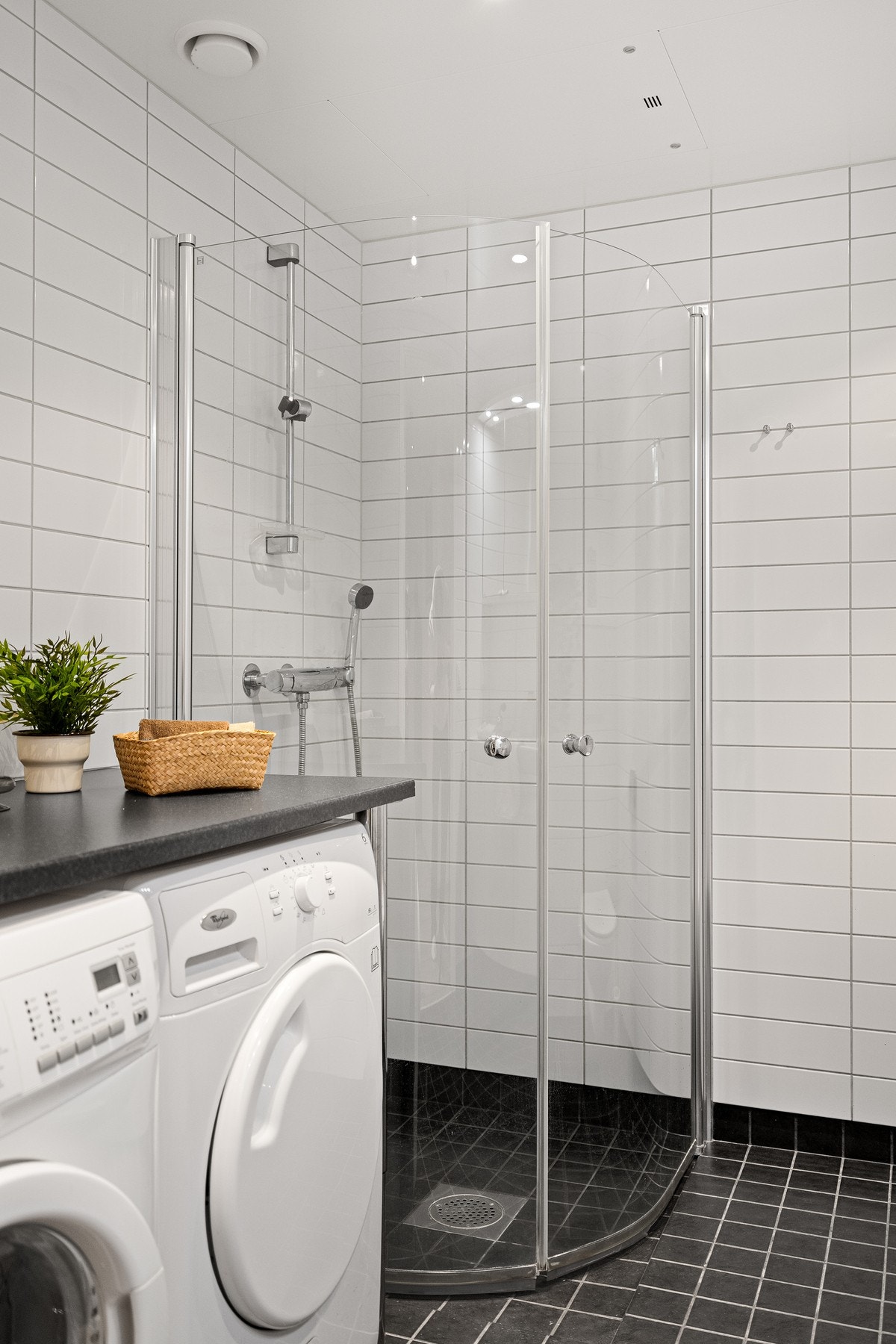 Bad I med opplegg for både vaskemaskin og tørketrommel. Galleribilde