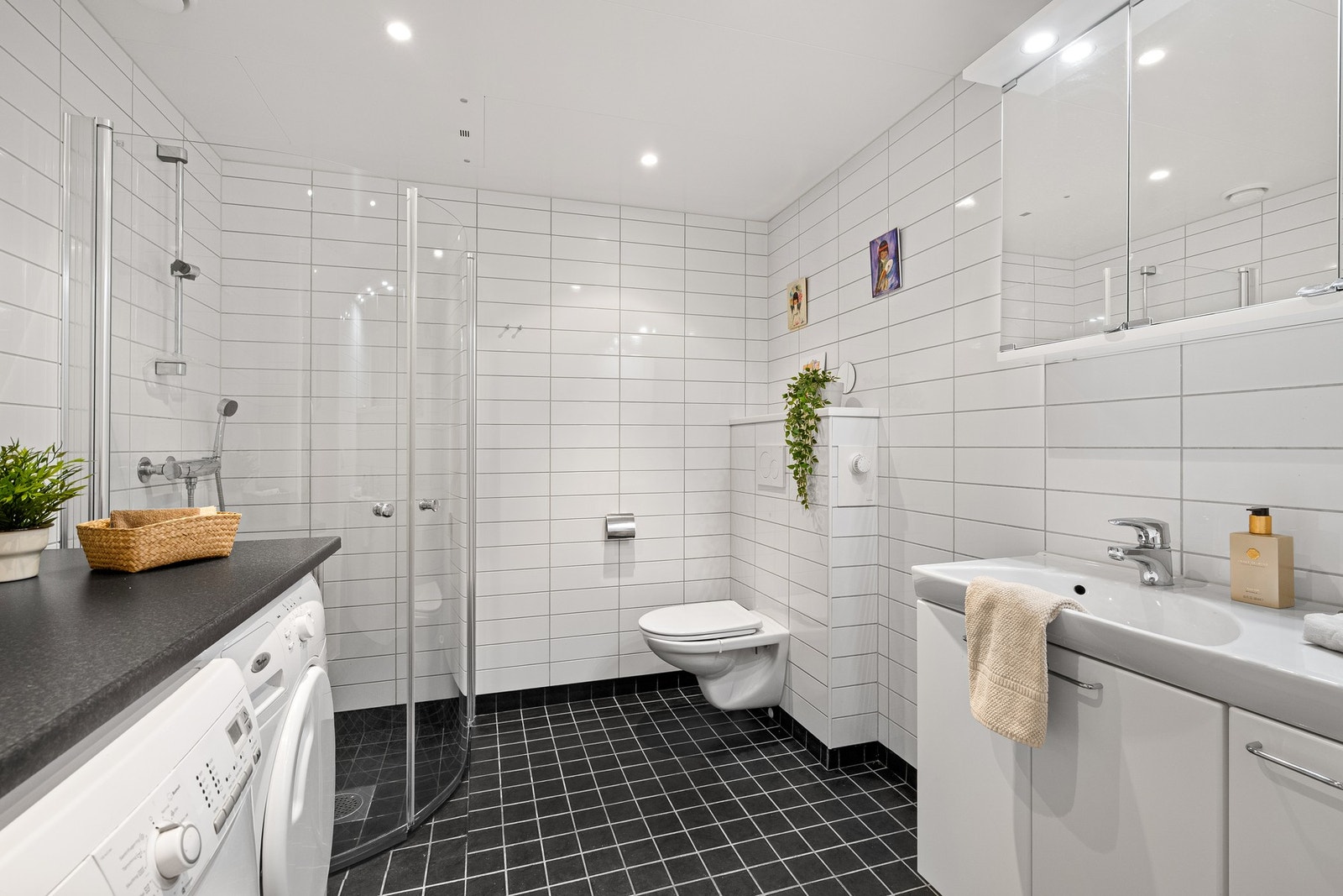 Boligen er utstyrt med to bad, en etterspurt og praktisk løsning som gir økt komfort i hverdagen. Galleribilde