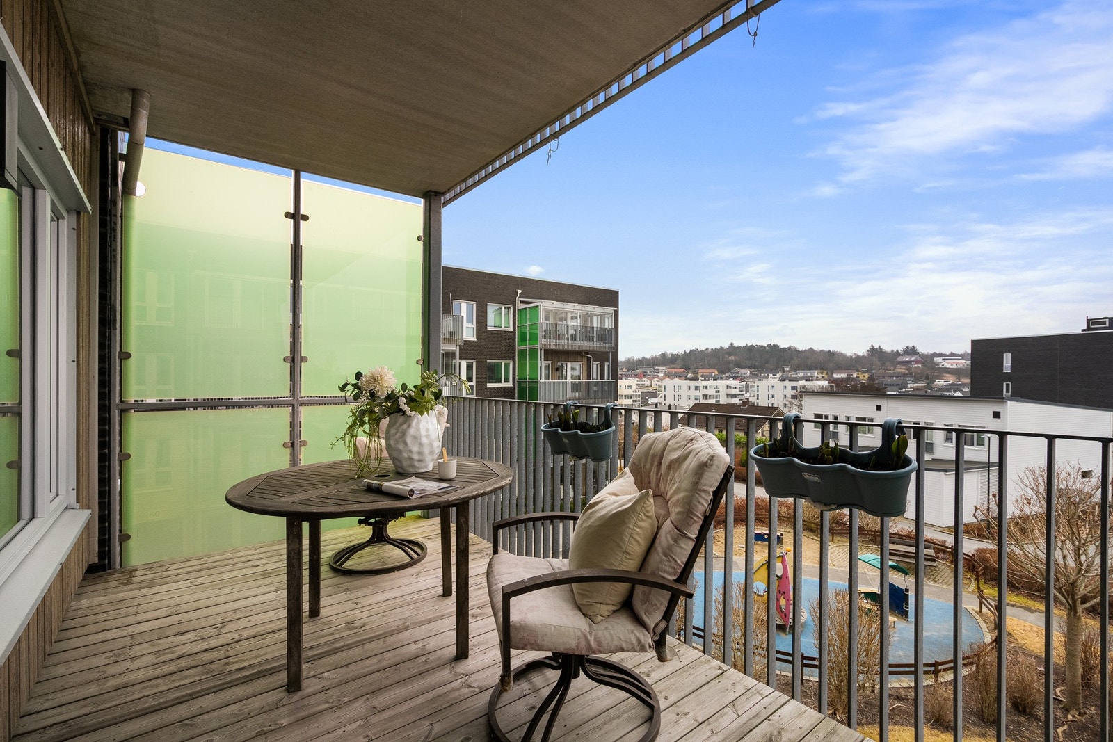 Hyggelig balkong med plass til sittegruppe. Galleribilde