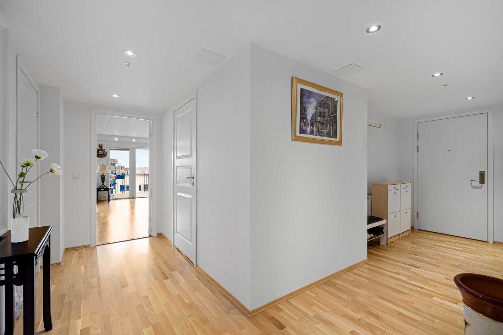 Lys entré med god plass til oppbevaring. Galleribilde