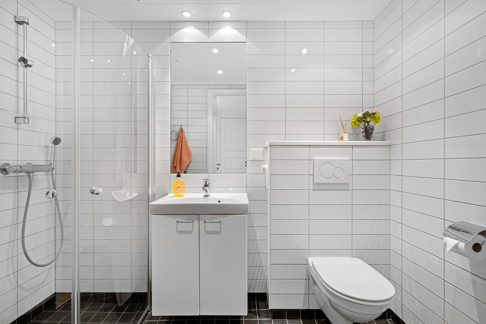 Bad II Flislagt med moderne uttrykk. Galleribilde