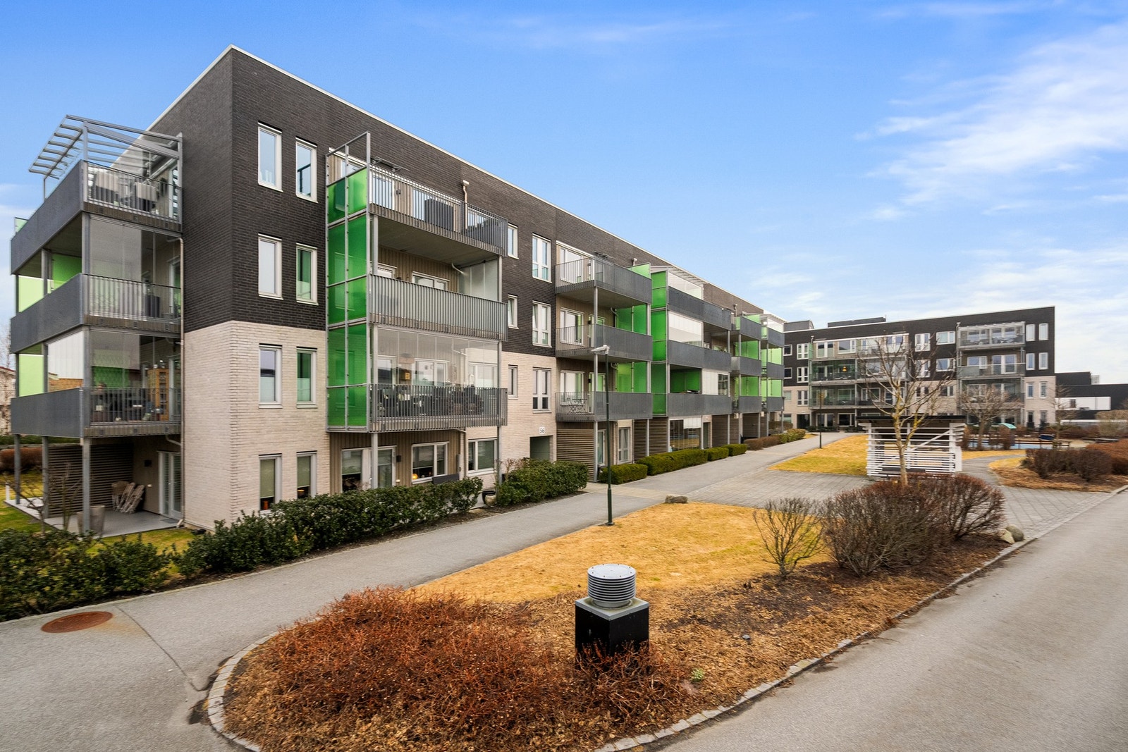 Leiligheten ligger i et veletablert boligområde med kort avstand til dagligvarehandel, apotek og andre butikker. Galleribilde