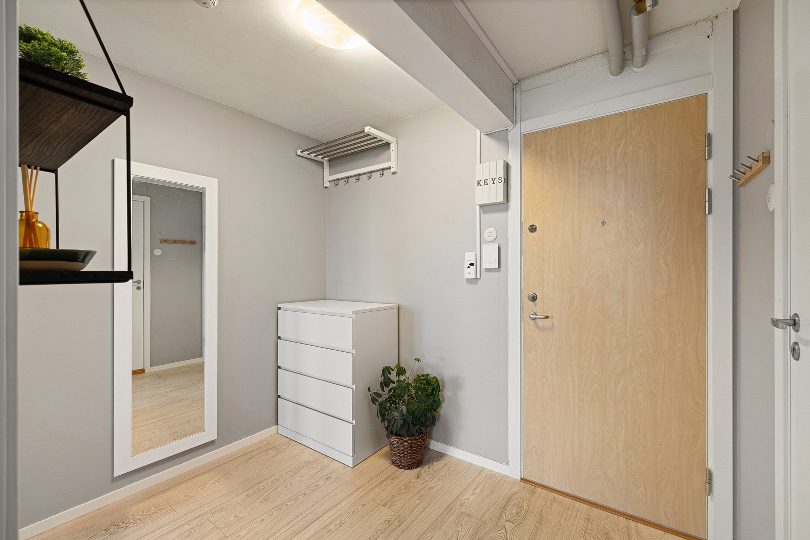 Innbydende entré med god plass til oppbevaring. Galleribilde