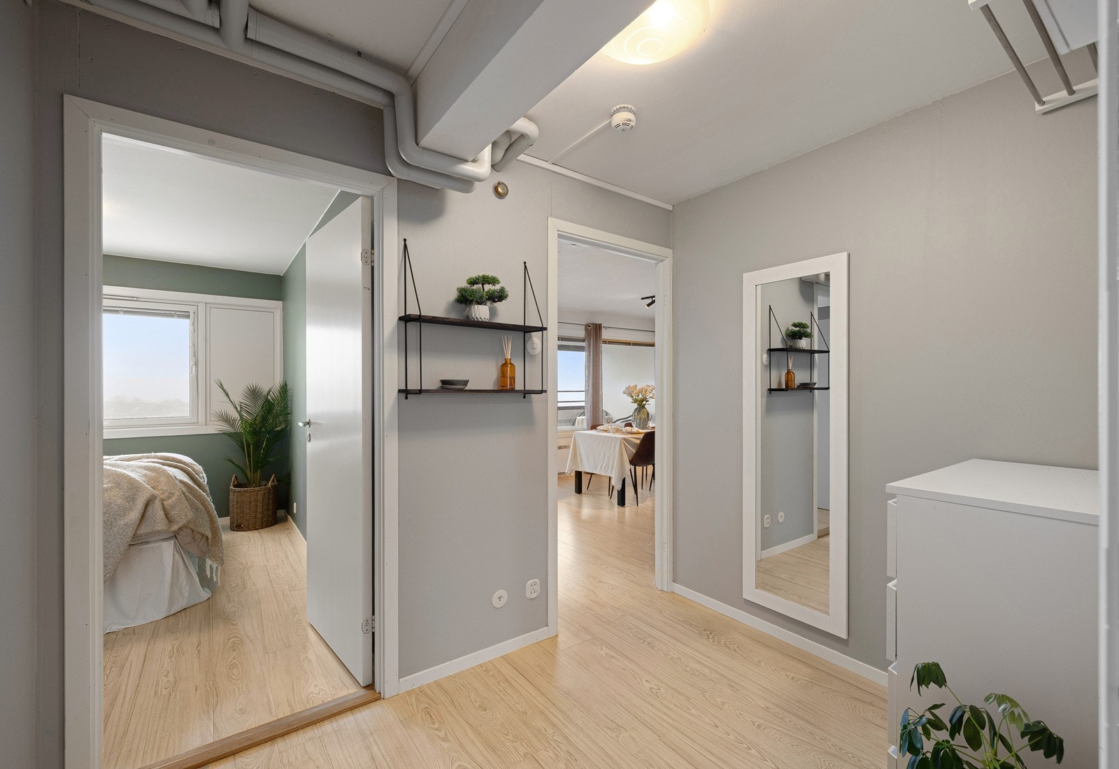 Fra entréen har du tilgang til alle rom i boligen. Galleribilde