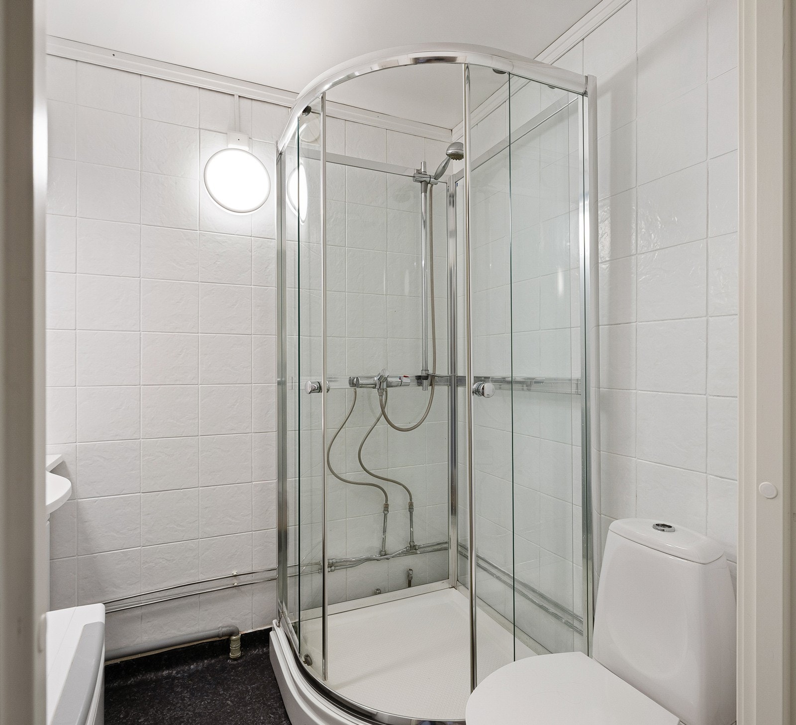 Praktisk bad med dusjhjørne og WC. Galleribilde