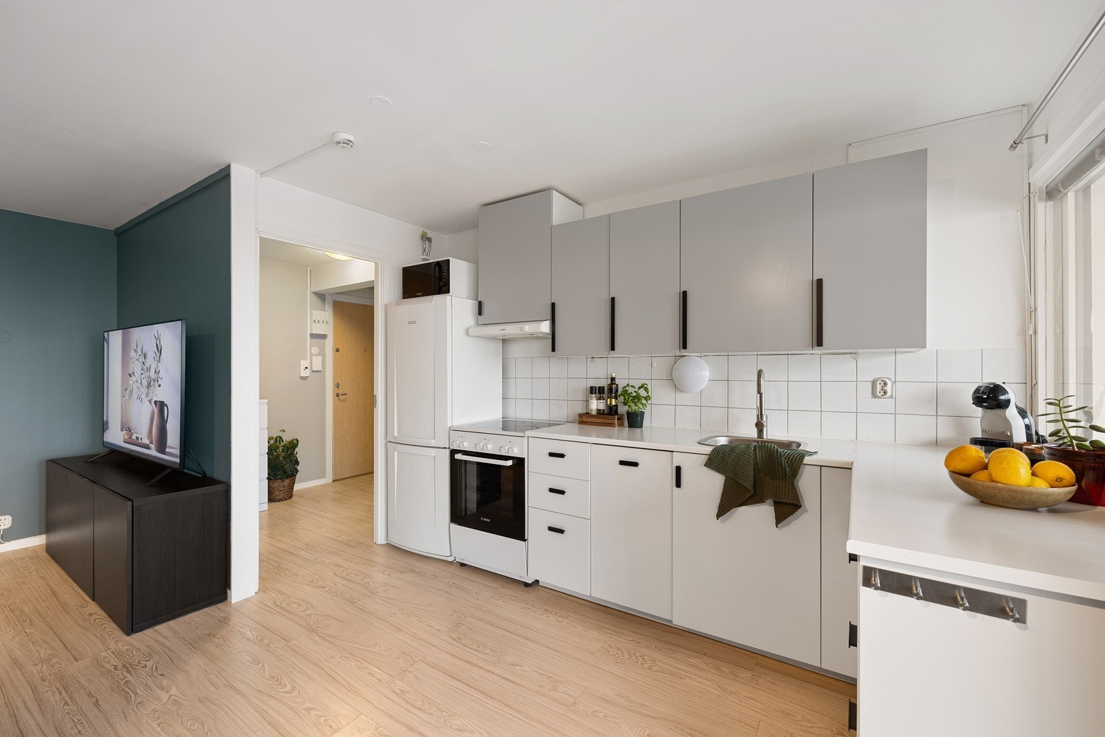 Stilren kjøkkeninnredning med gode oppbevaringsmuligheter. Galleribilde