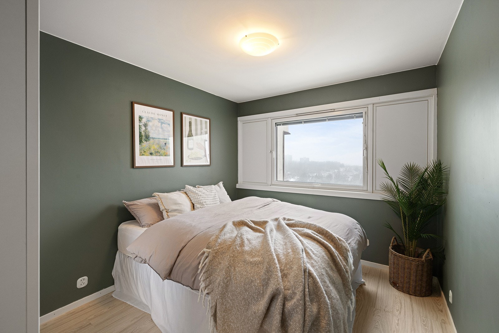 Romslig soverom med plass til møblering og gode muligheter for lufting på kveldstid. Galleribilde