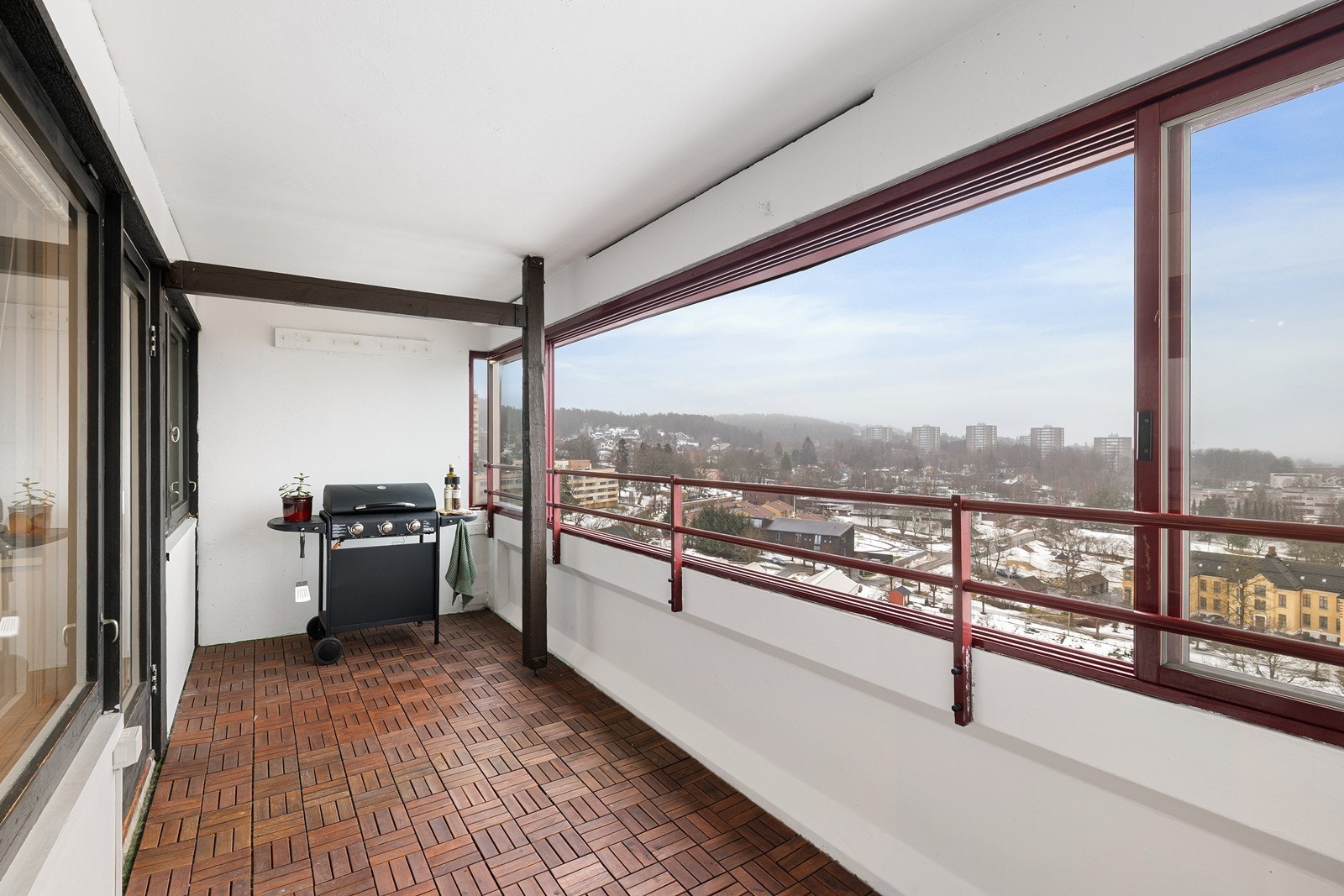 Balkongen har gode møbleringsmuligheter og plass til grill, sittegruppe m.m. Galleribilde