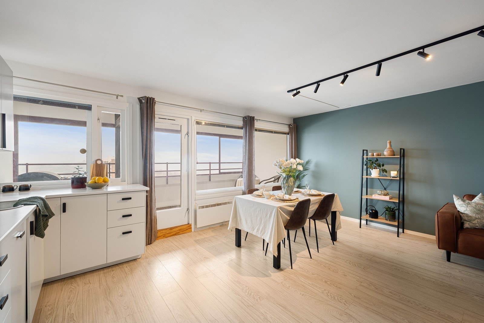 Velholdt stue og kjøkken i åpen løsning med rikelig lysinnslipp. Galleribilde