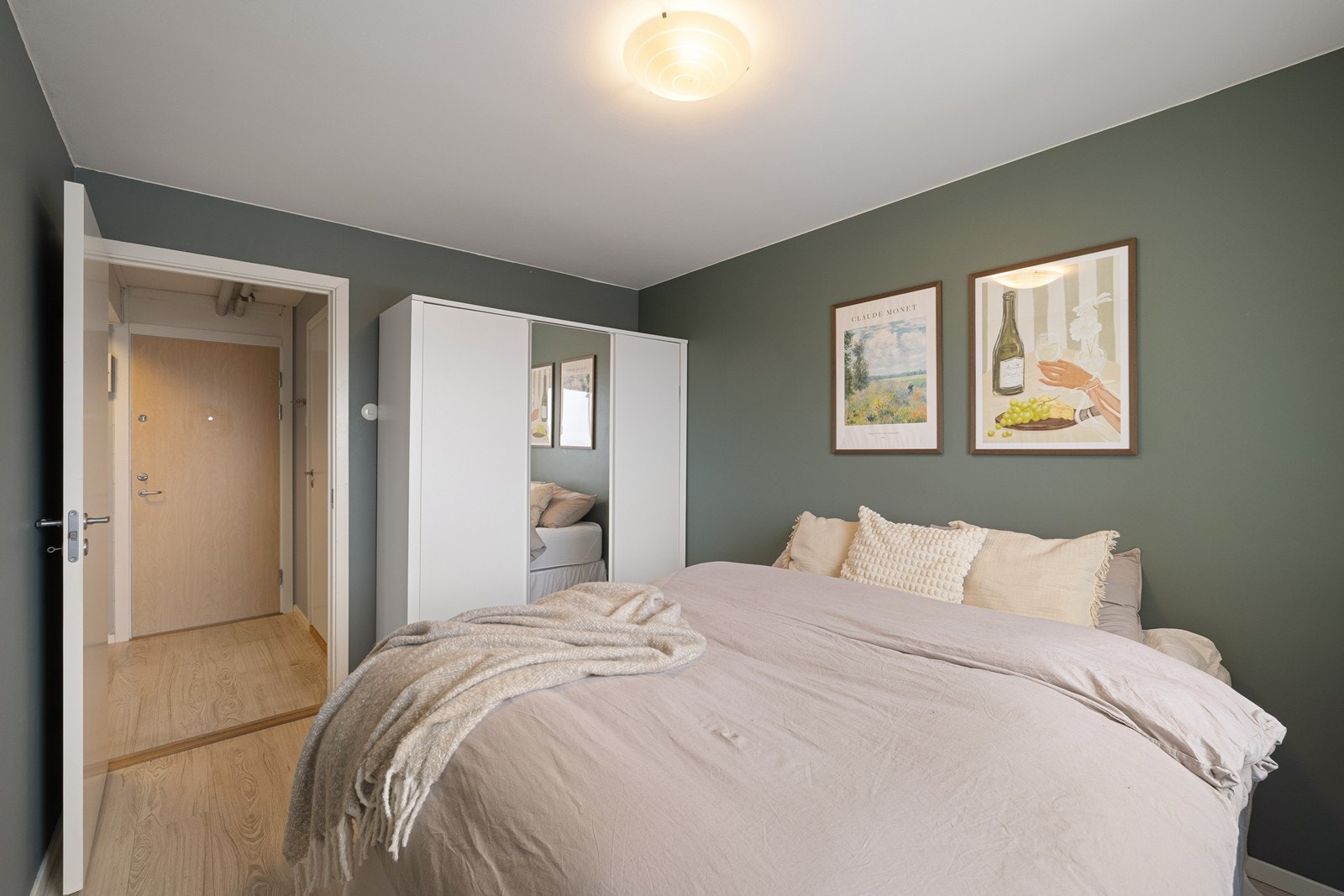 Her er det plass til seng med tilhørende møblement samt en større skapløsning. Galleribilde