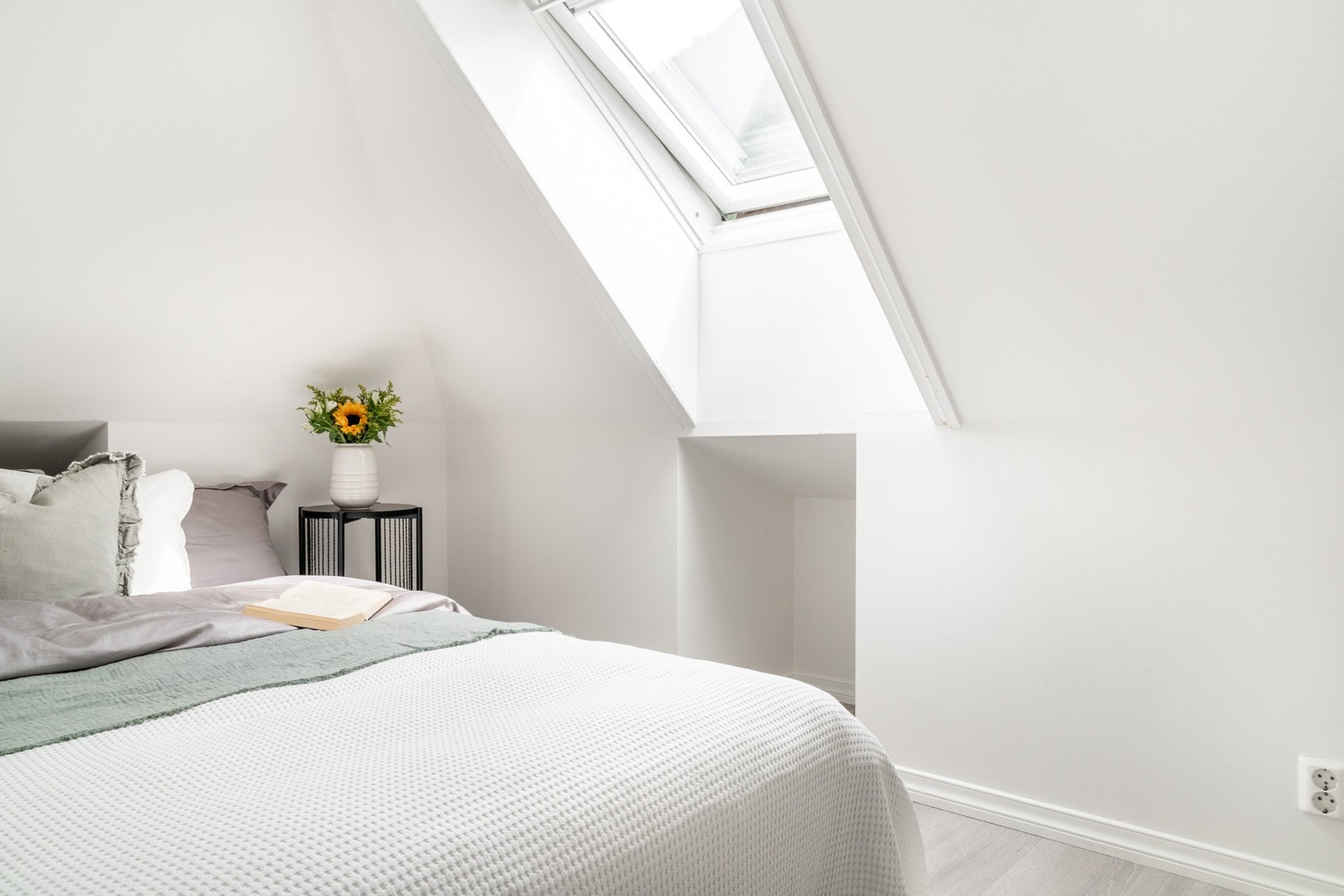 Her er det god plass til å innrede med dobbeltseng og garderobeskap. Galleribilde