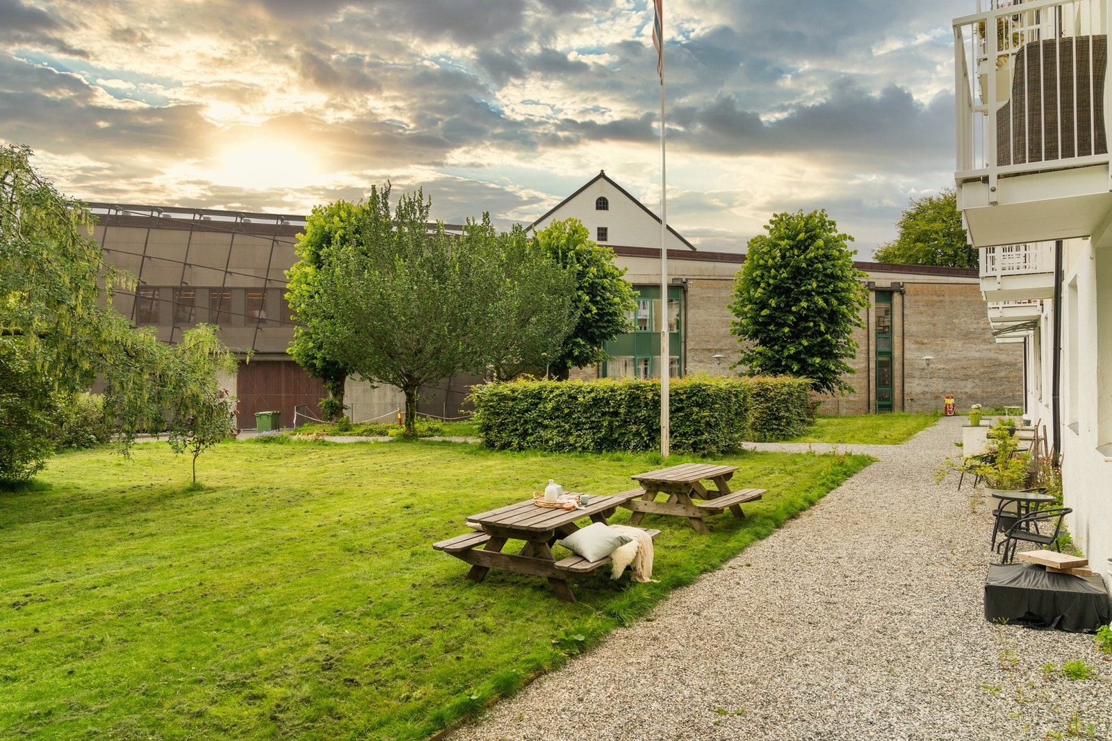 Nærområdet kan skilte med flere aktivitetstilbud som ballbinger, fotballbaner, treningssenter, svømmehall og tennisbaner. Galleribilde