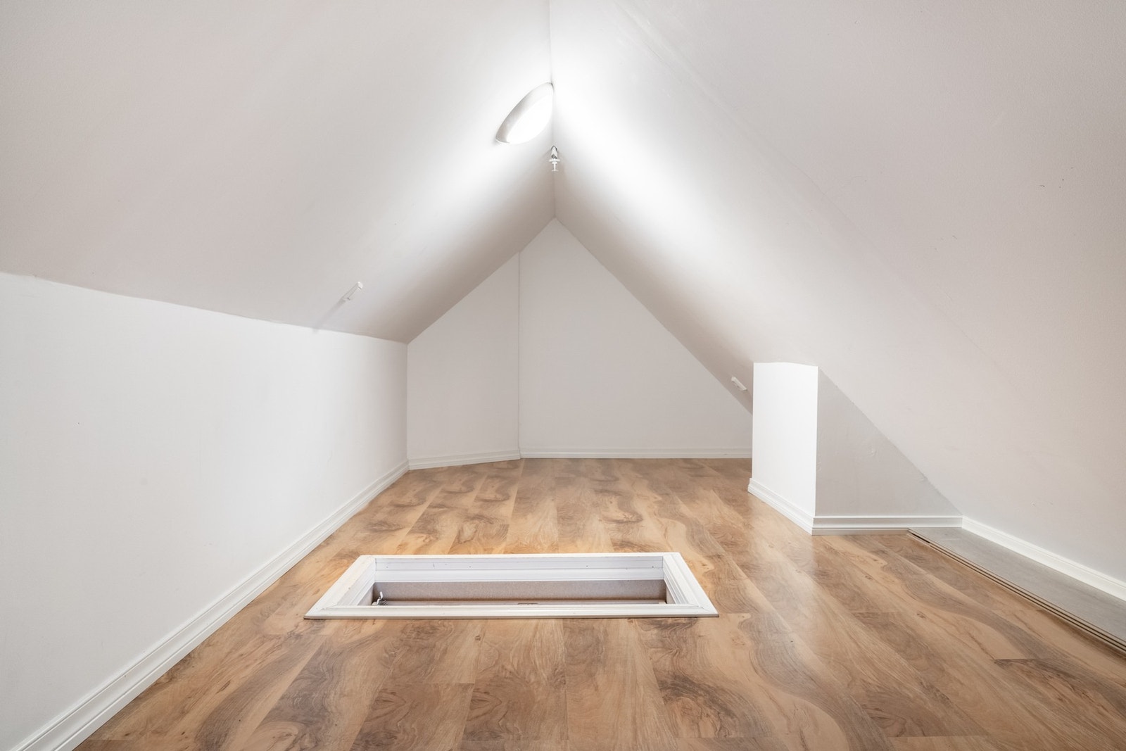 Fra gangen er det tilkomst til et koffertloft med svært god lagringsplass (gulvareal på 14,4 kvm). Galleribilde