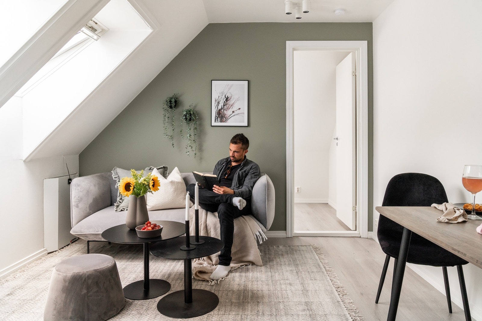 Vi beveger oss videre inn i stuen, som ligger i åpen løsning med kjøkkenet. Galleribilde