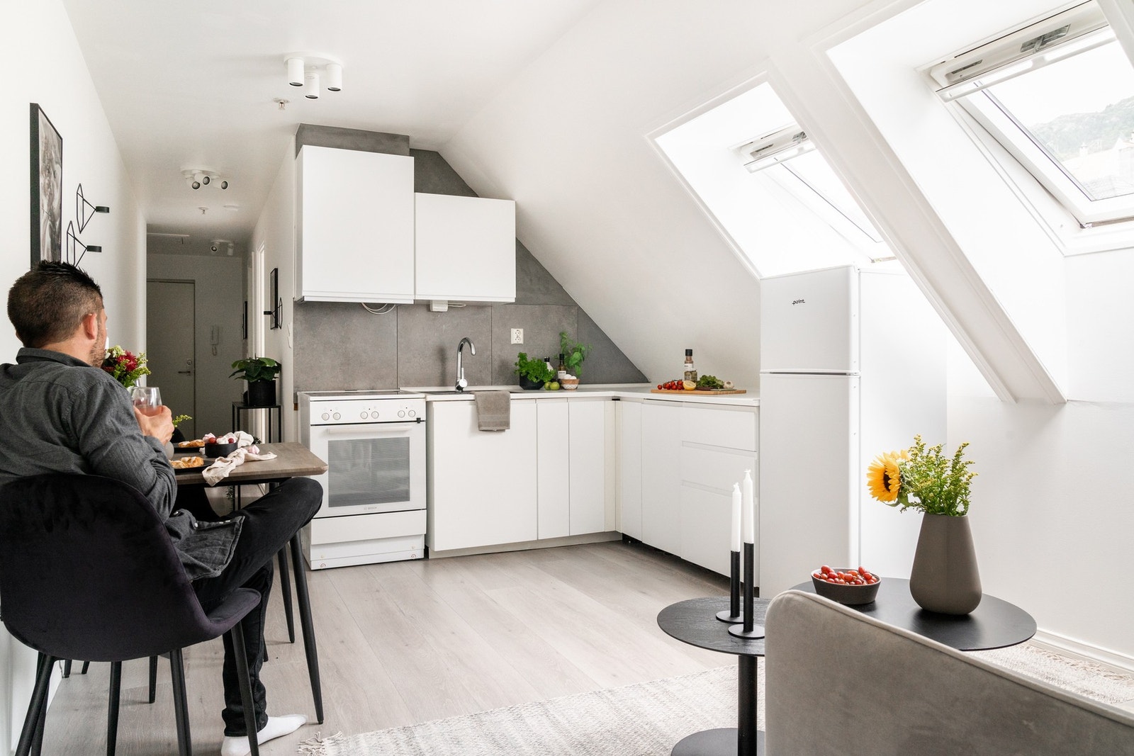 Kjøkkenet ble byttet for noen år siden og består av en tidløs innredning fra IKEA med slette fronter og laminat benkeplate. Galleribilde