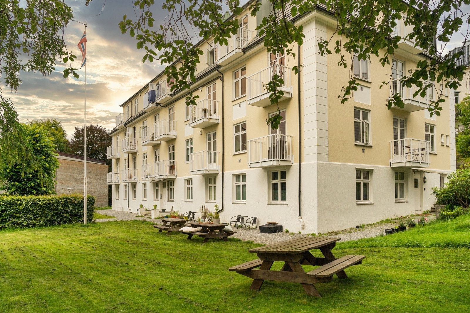 Her bor du i et estetisk pent bygg omkranset med flotte grøntarealer. Galleribilde