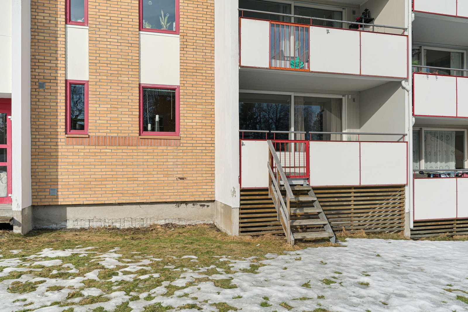 Det er trapp fra balkongen ned til felles plen. Galleribilde