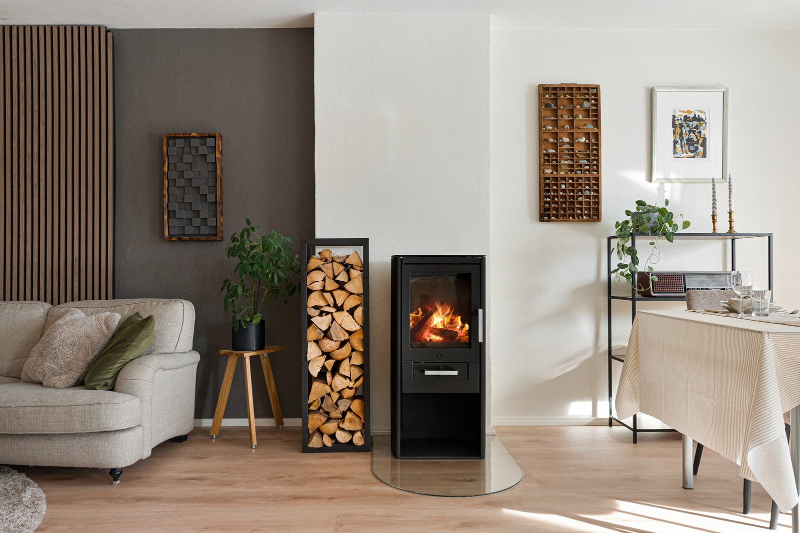 Vedovn skaper en hyggelig atmosfære og rimeligere oppvarming. Galleribilde