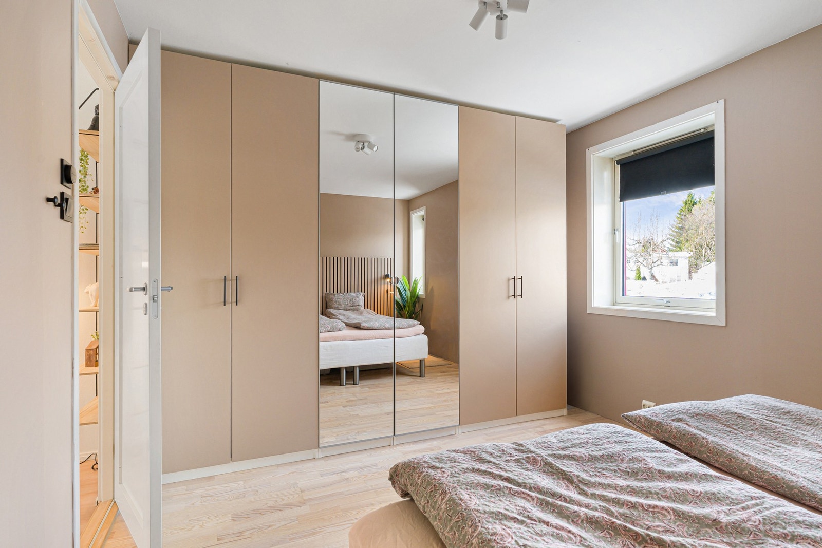 Rikelig med lagringsplass i stort garderobeskap. Galleribilde