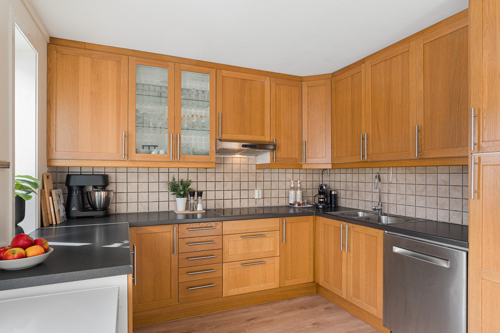 Rikelig med skap og benkeplass. Galleribilde