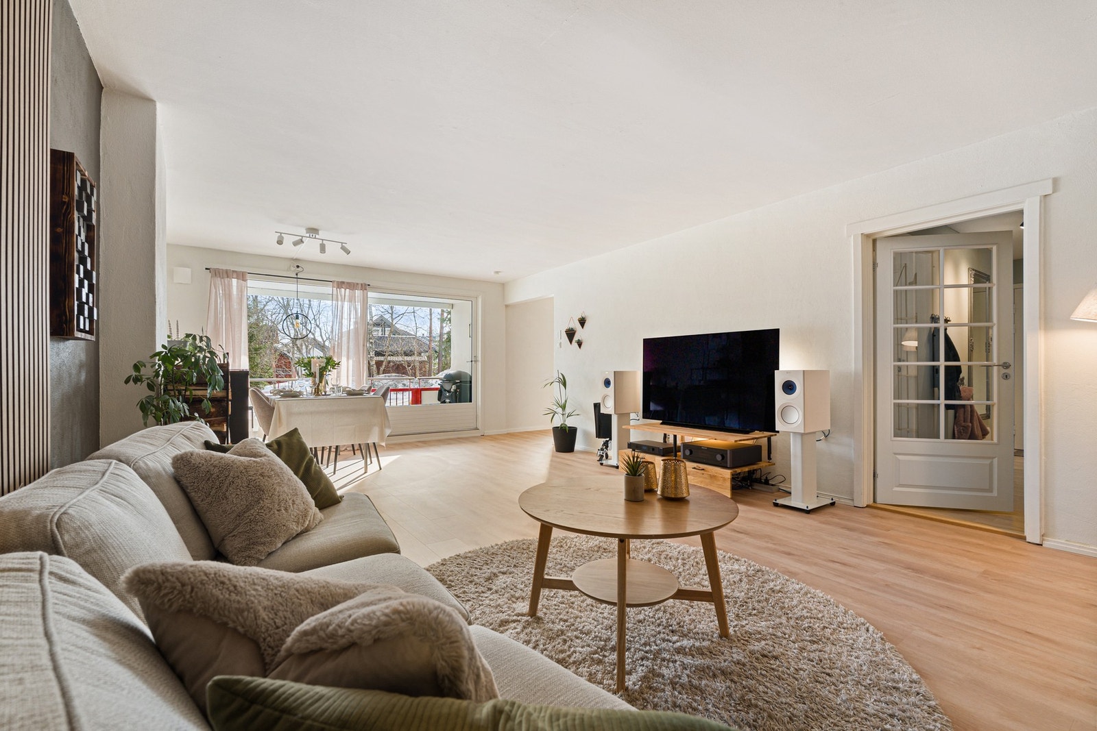 De store vindusflatene gir rikelig med naturlig lys. Galleribilde