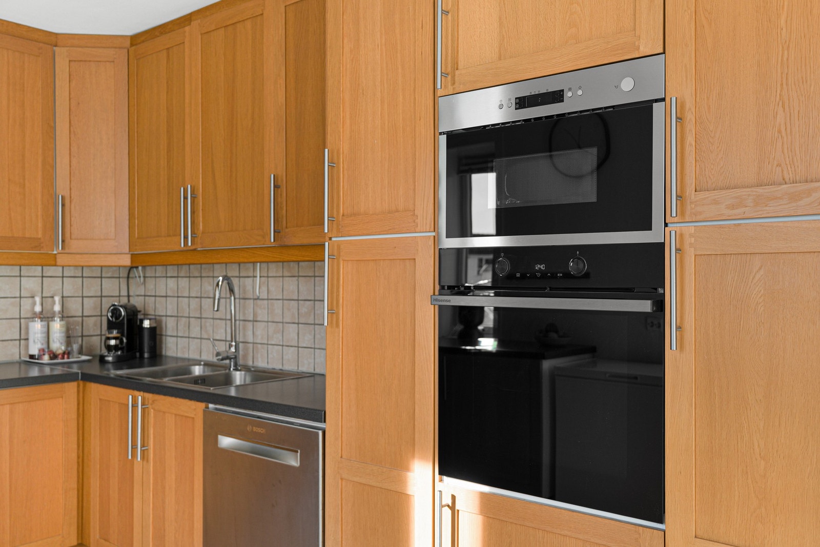 Lekkert kjøkken i eikefarge. Galleribilde