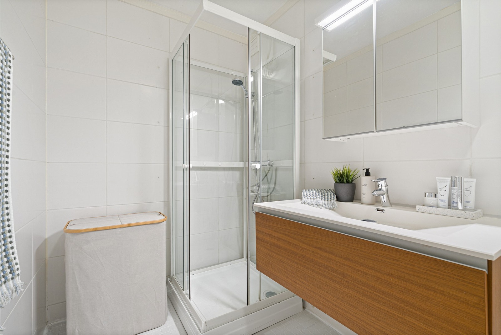 Badet har elektriske varmekabler i gulvet. Galleribilde