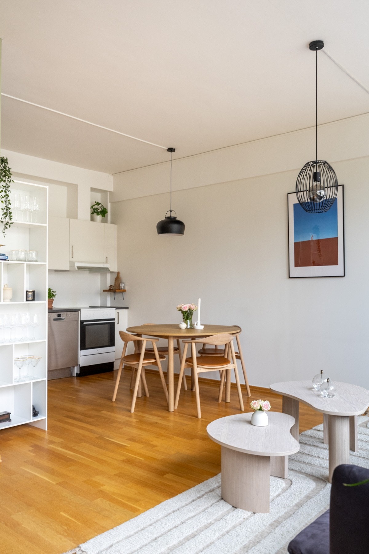 Leiligheten har en praktisk åpen kjøkkenløsning mot stue. Galleribilde