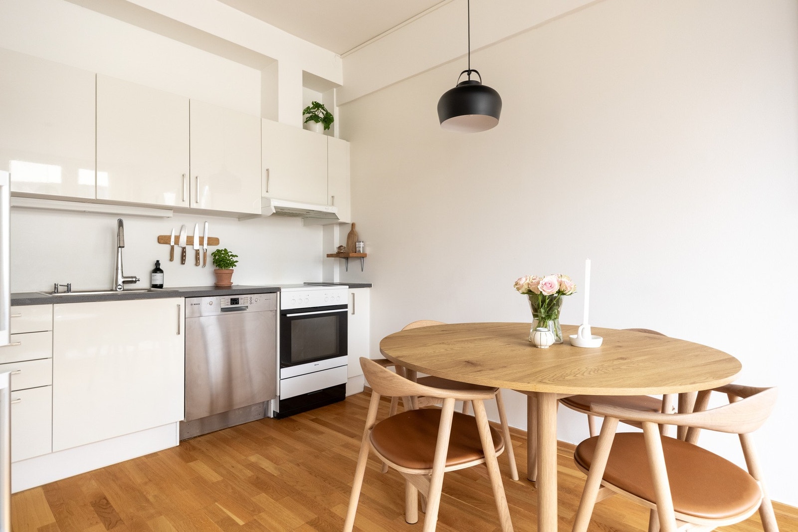 Sosialt og luftig kjøkken med praktiske løsninger samt godt med både skap- og benkeplass. Galleribilde