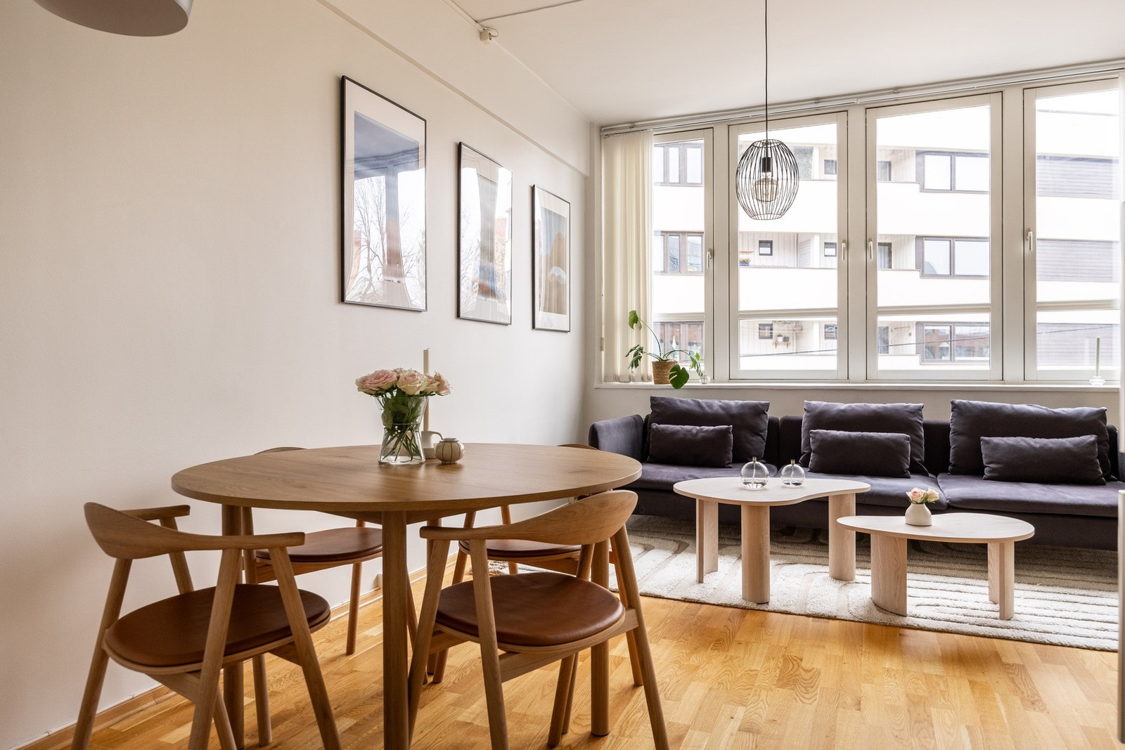 Stuen kan enkelt innredes med både sofa- og spiseseksjon. Galleribilde