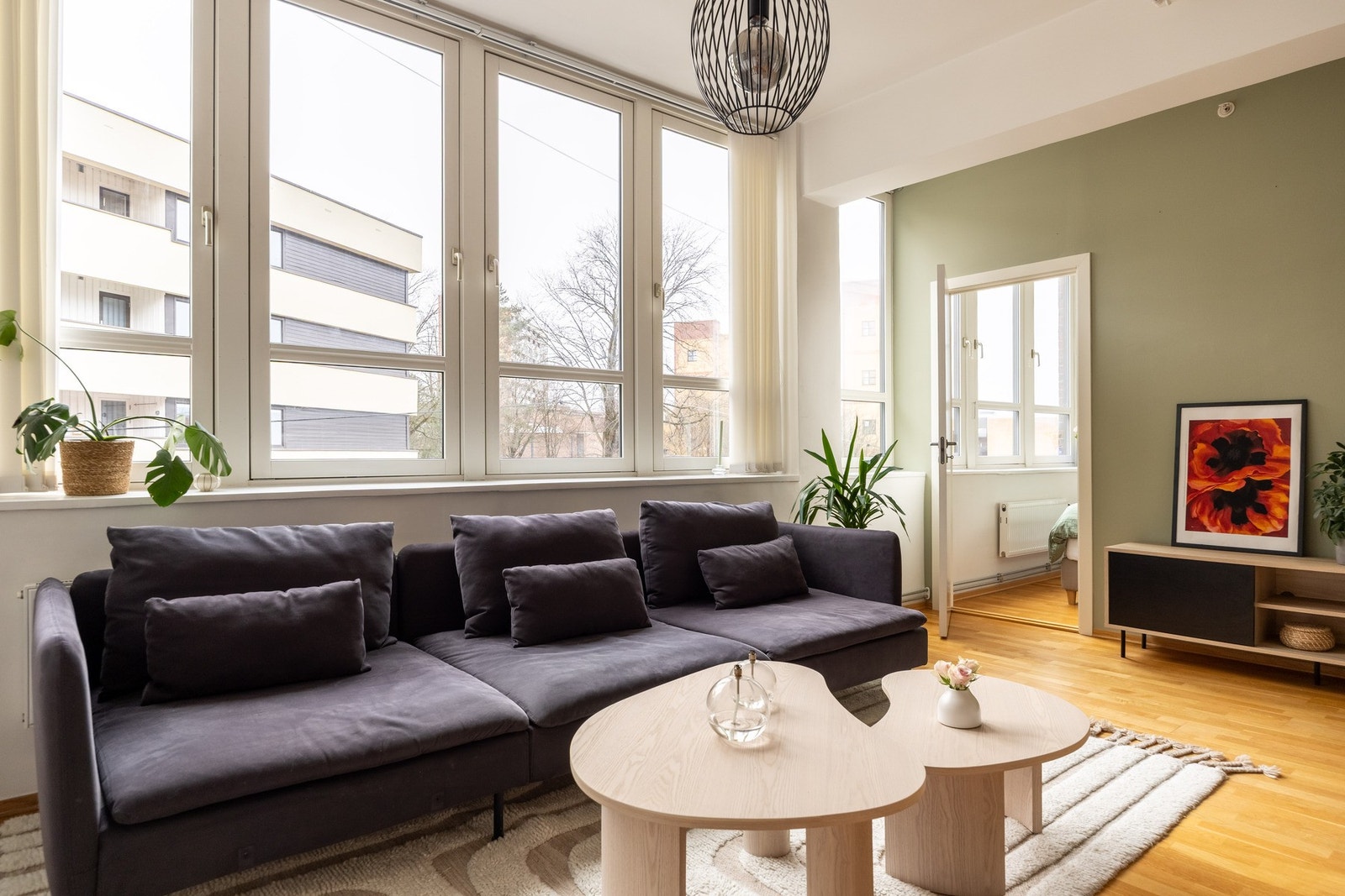 Leiligheten har store vindusflater som slipper inn mye naturlig lys. Galleribilde