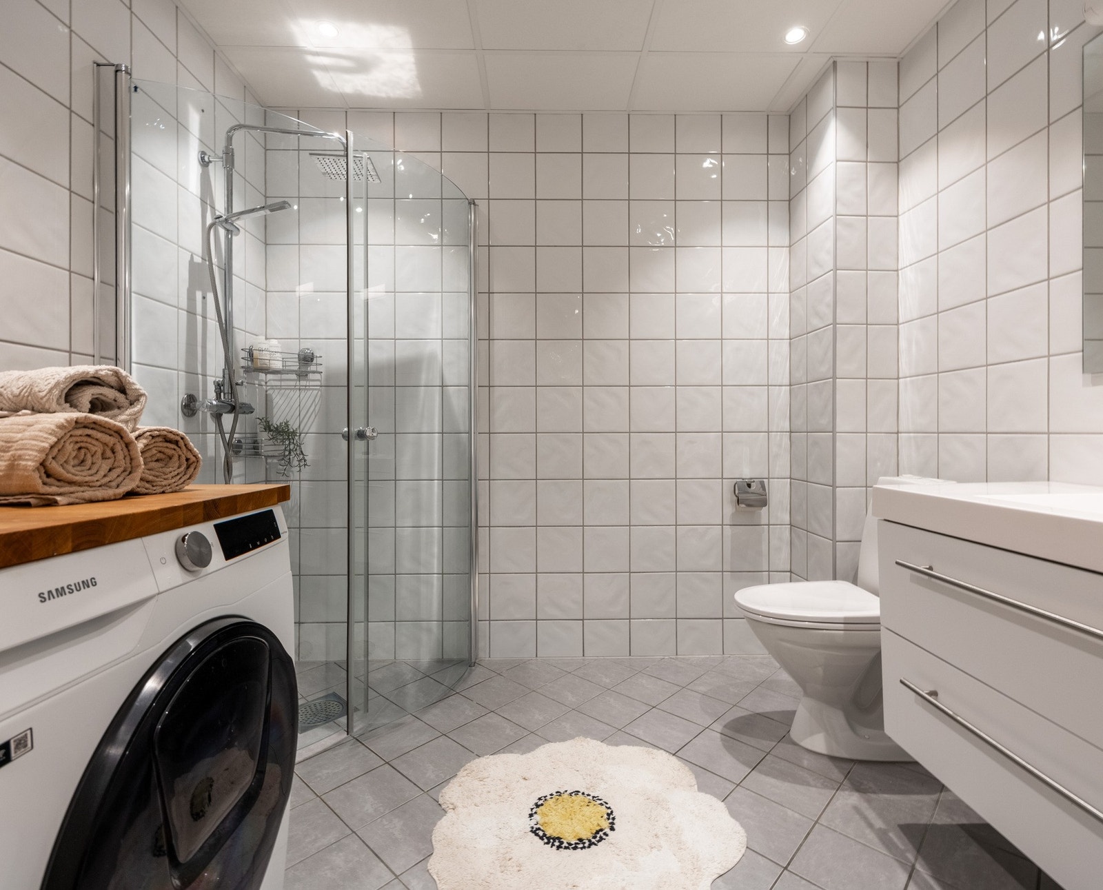 Praktisk og lunt baderom med flislagt gulv med gulvvarme. Galleribilde