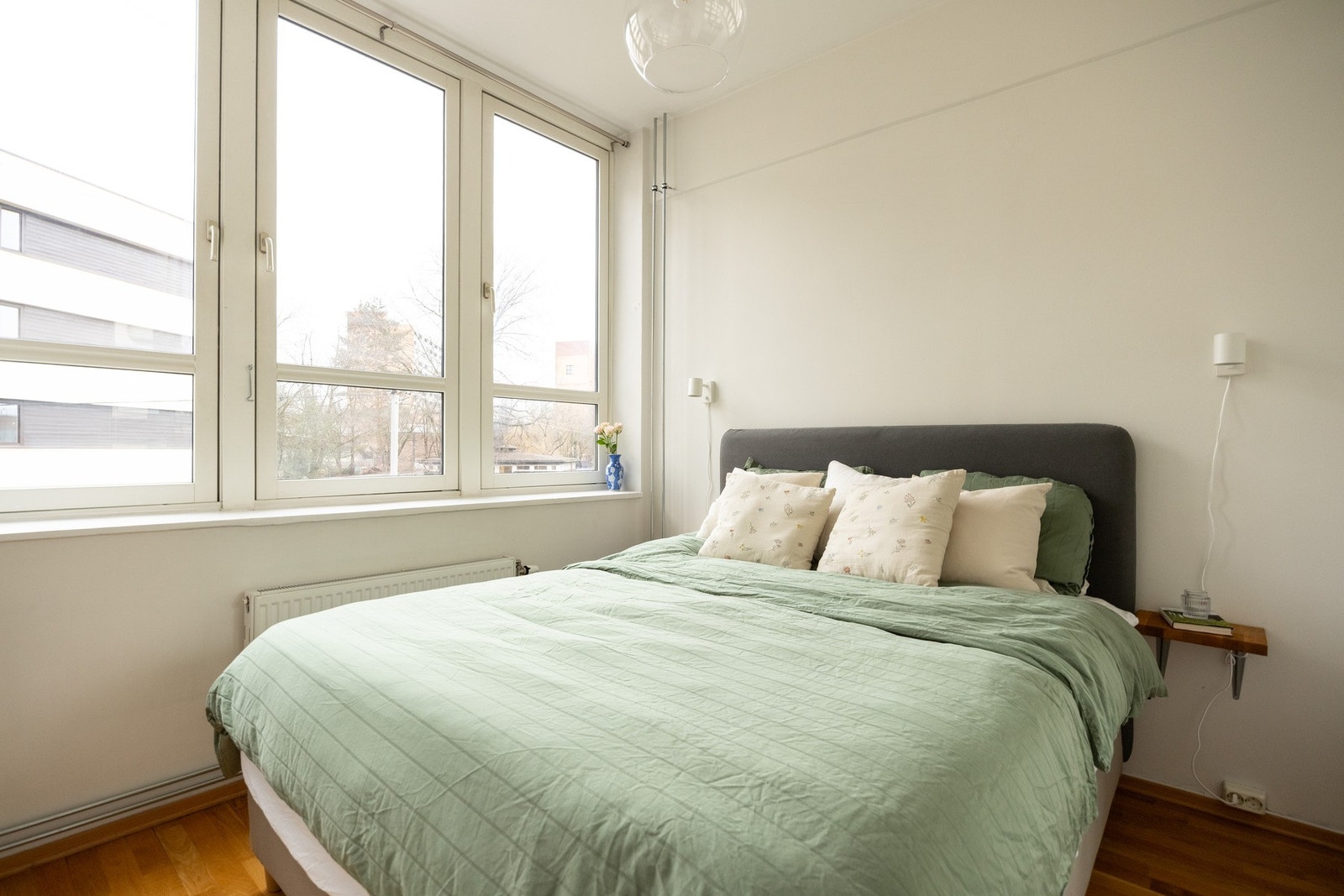 Leilighetens soverom er av god størrelse med plass til stor dobbelseng. Galleribilde