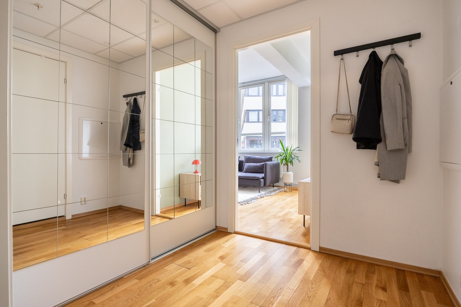 Her blir man ønsket velkommen inn i en lys entré med stor garderobeløsning. Galleribilde