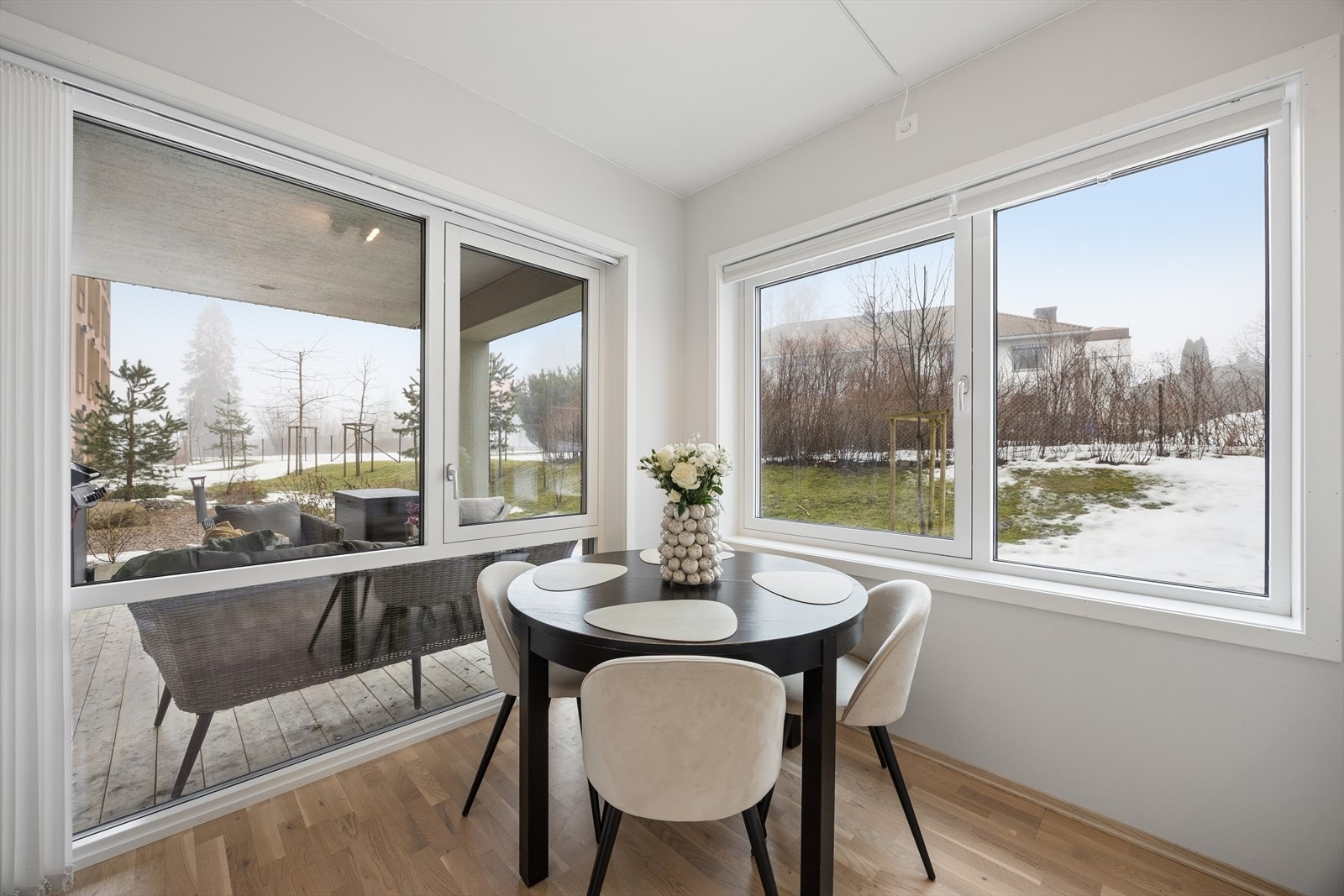 Her er det god plass til spisegruppe, og et meget lyst og fint rom i boligen Galleribilde