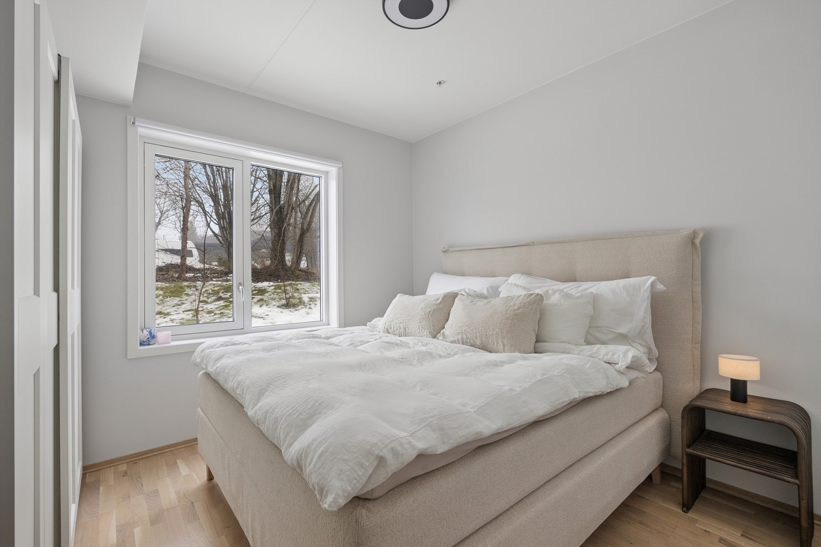 Hovedsoverom er av god størrelse med plass til dobbeltseng og nattbord Galleribilde