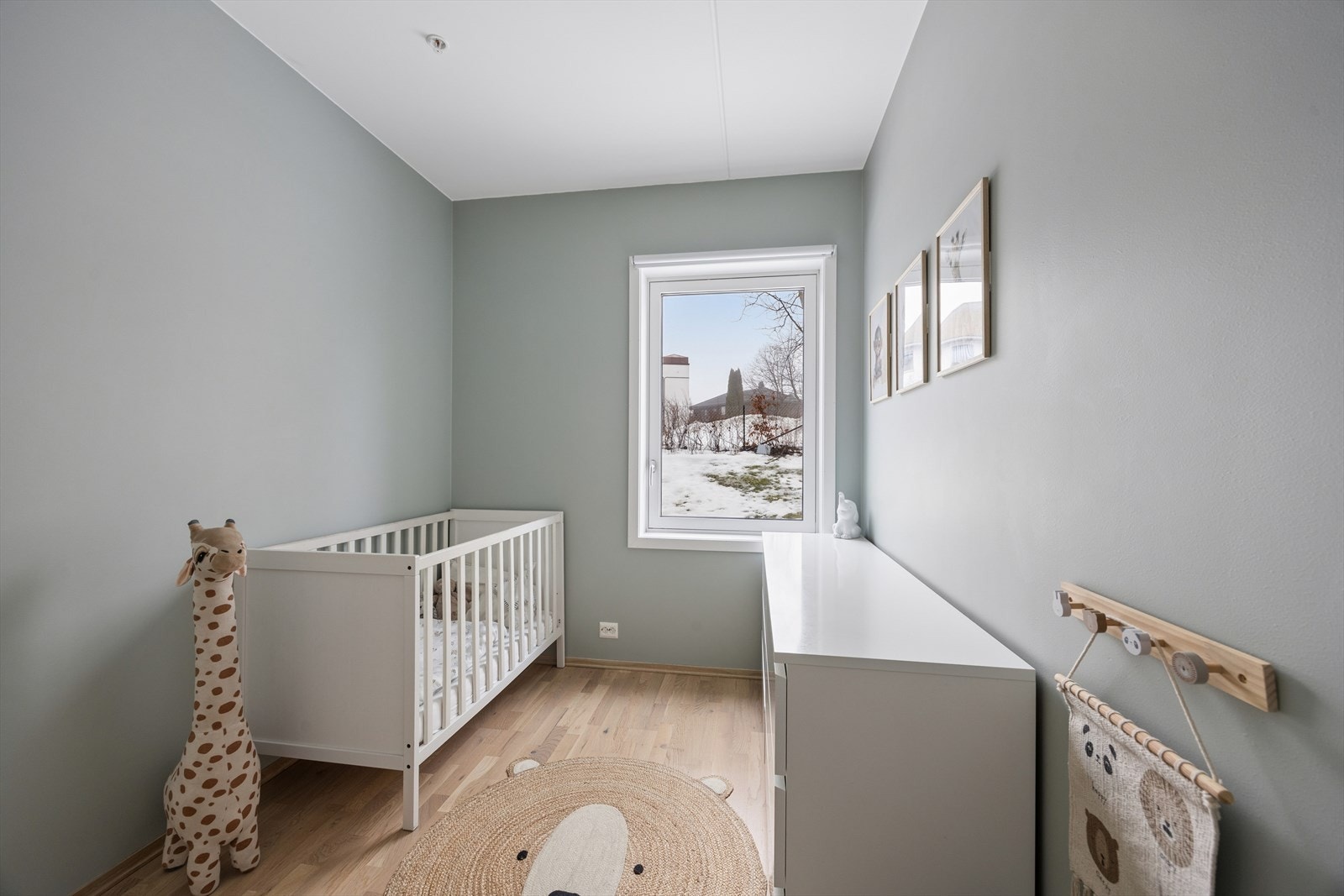 Soverom 2 har plass til seng, nattbord, pult og garderobeskap Galleribilde