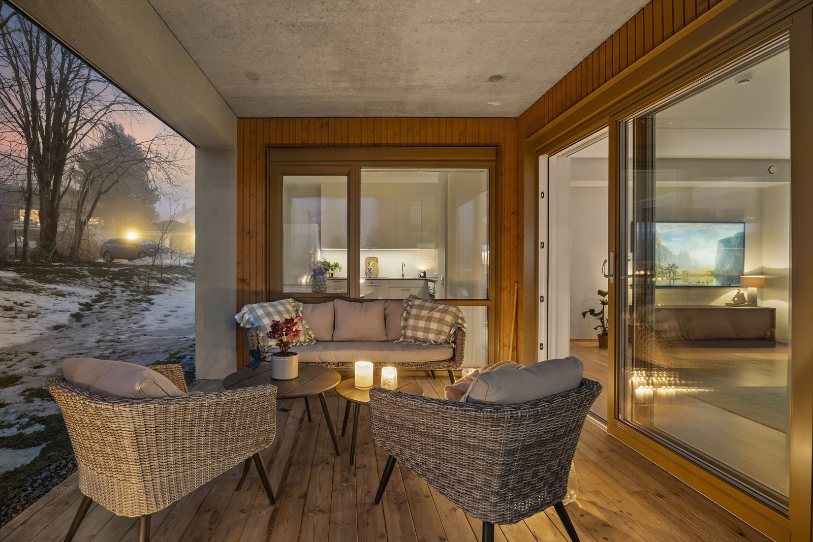 Uteplassen ligger på baksiden av bygget, som er vendt mot et stille og rolig hageområde og nabogrense Galleribilde