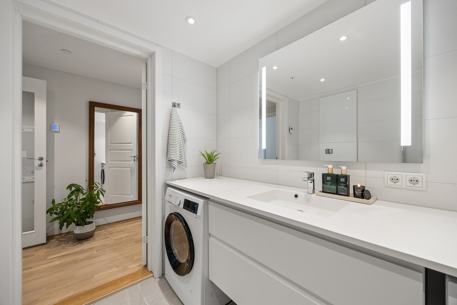 Her er det godt med plass i skuffer, og en fin løsning for vaskemaskin og tørketrommel Galleribilde