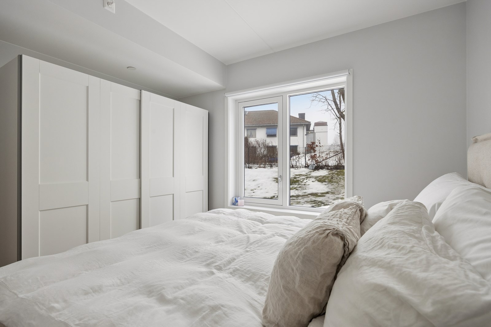 Det er også god plass i stort garderobeskap Galleribilde