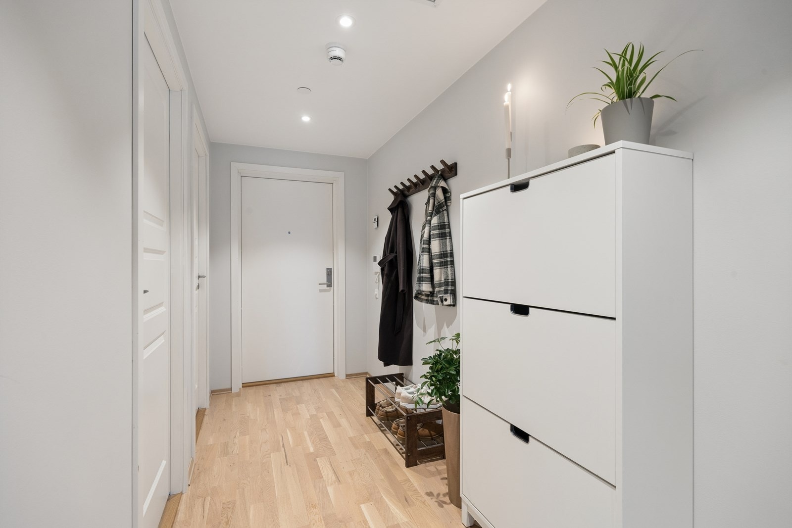 Entré er av god størrelse med plass til yttertøy, sko og oppbevaringsmøbler Galleribilde