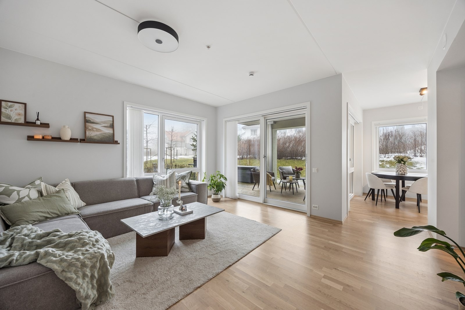 Det er også åpent mot kjøkkenet, som skaper en god sosial setting Galleribilde