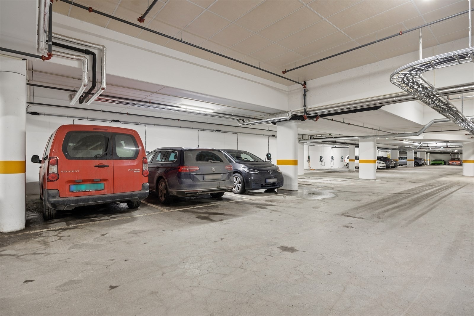 Det medfølger garasjeplass med elbillader Galleribilde