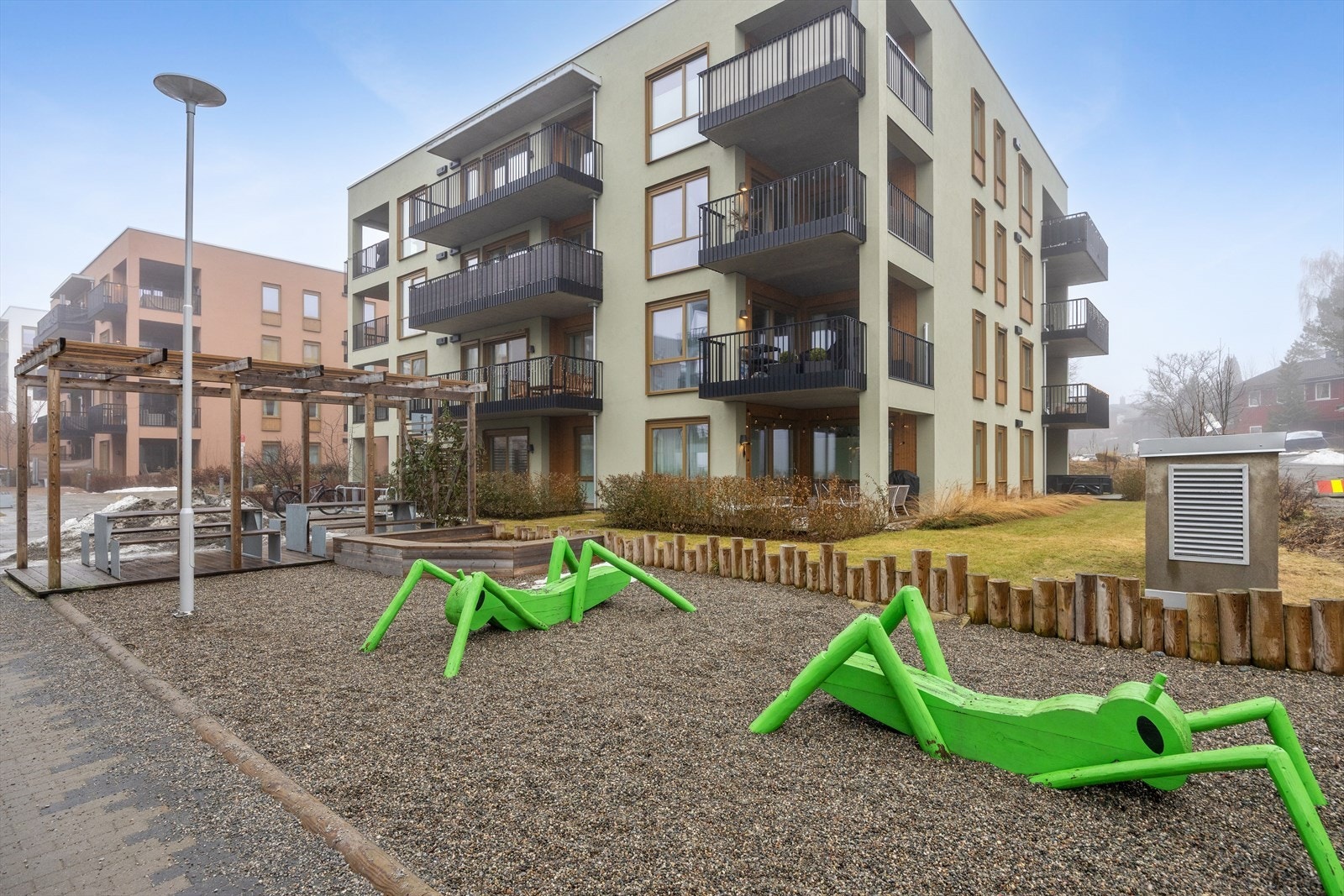 Sameiets tomt er pent opparbeidet for bebeoere, og det er kort gangavstand til Coop og bussholdeplass Galleribilde