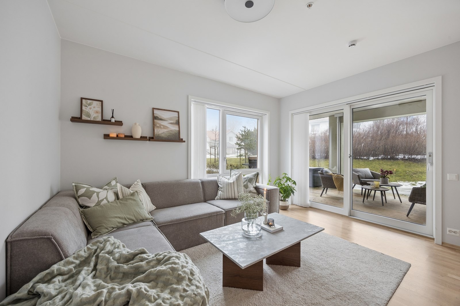 Fra stuen er det utgang til fin nordvestvendt terrasse Galleribilde